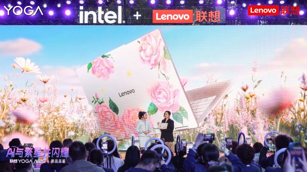 联想成为全球首家在AI PC端侧部署和运行DeepSeek的AI终端品牌，YOGA新品亮相